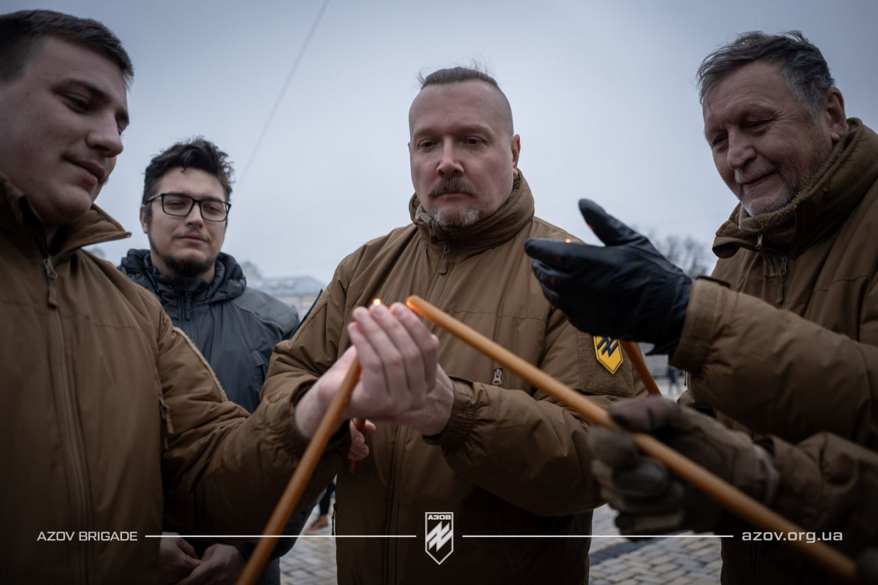 18 грудня пластуни Станиці Київ передали бригаді «Азов» Вифлеємський вогонь миру.