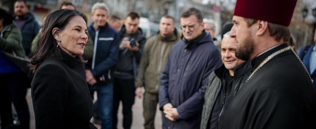 Очільниця МЗС Німеччини відвідала зруйнований Росією собор в Одесі