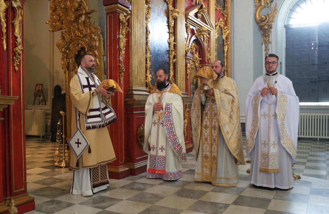 Священники УПЦ співслужили Екзарху Вселенського Патріарха: Перші кроки до євхаристійного спілкування Священники УПЦ не чекаючи рішення свого керівництва про єдн...