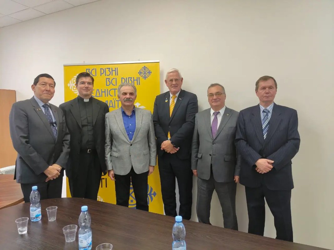Віктор Єленський розповів іноземним гостям про використання російською владою релігії як інструмента пропаганди