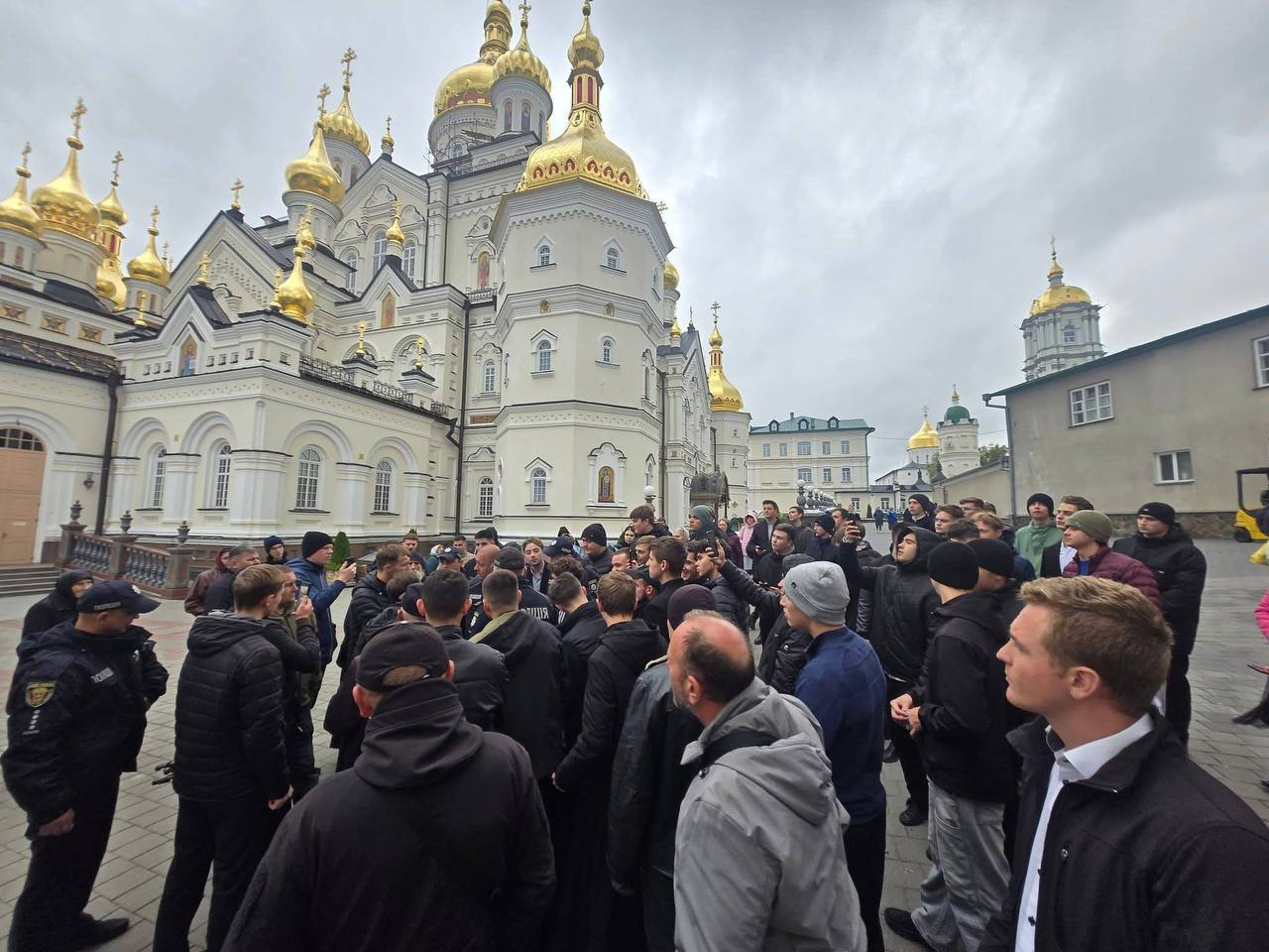 СБУ та поліція провели обшуки у Почаївській лаврі на Тернопільщині