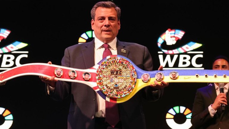 Папа Римський підписав пояс WBC, за який битимуться Усик та Ф'юрі