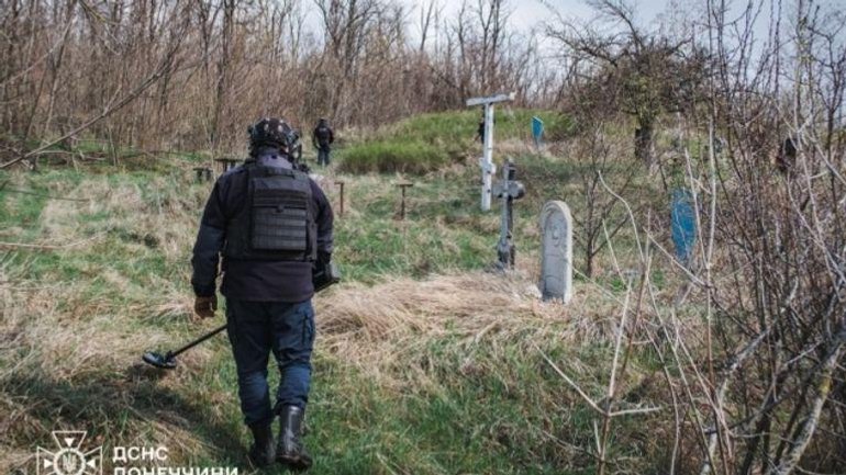 ДСНС проводить обстеження кладовищ напередодні поминальних заходів у прифронтових регіонах