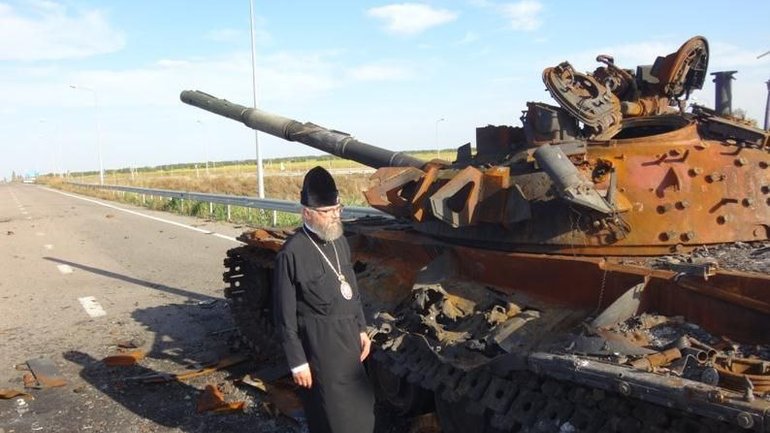 Священики УПЦ їздять лінією фронту і викладають фото в мережу, - офіцер ЗСУ