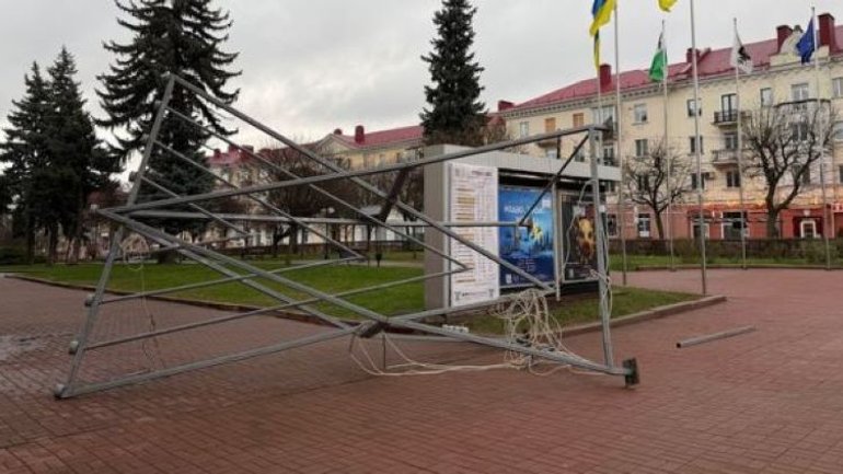 У Чернігові невідомі повалили Ханукію та залишили напис