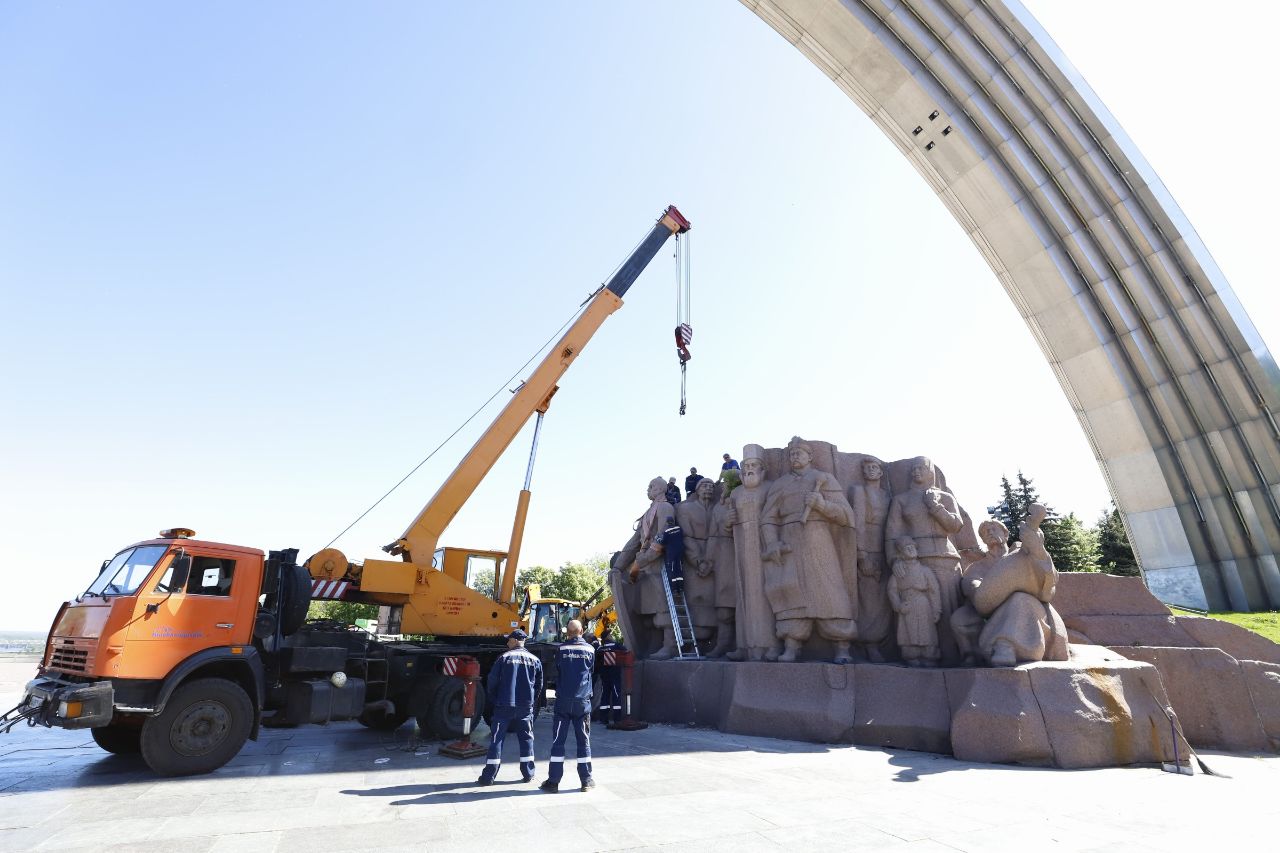 Міські комунальні служби розпочинають демонтаж композиції на честь Переяславської ради під аркою "Свободи українського народу"