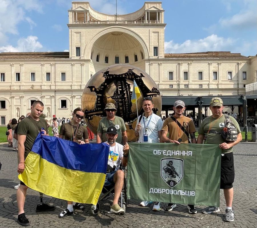 Ветеран із Галицької бригади подарував Папі шеврон «Об’єднання Добровольців»