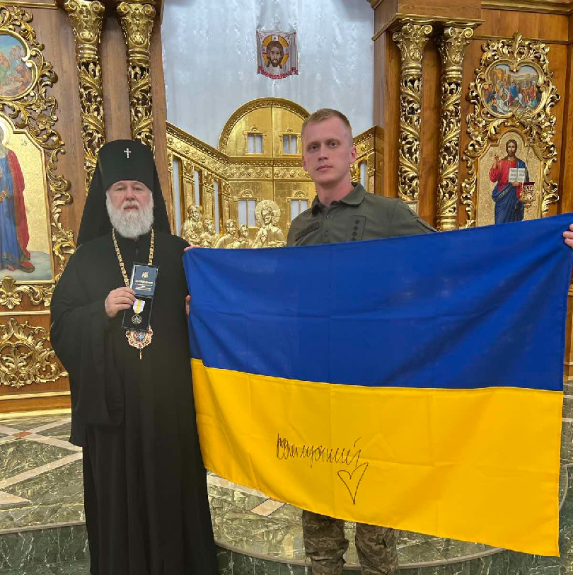 Прапор та знак від Залужного: Буковинського архієпископа Онуфрія нагородили за допомогу армії