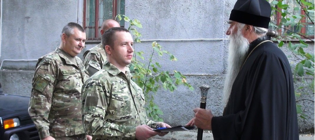Глава анексованої єпархії УПЦ передав російським загарбникам автомобілі та нагороди