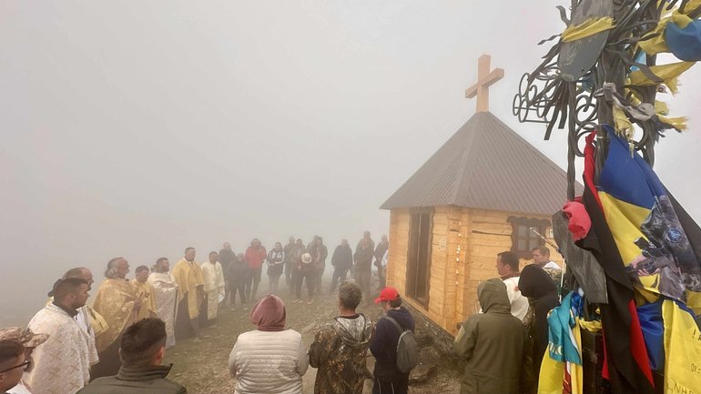 У Карпатах на горі Петрос встановили капличку