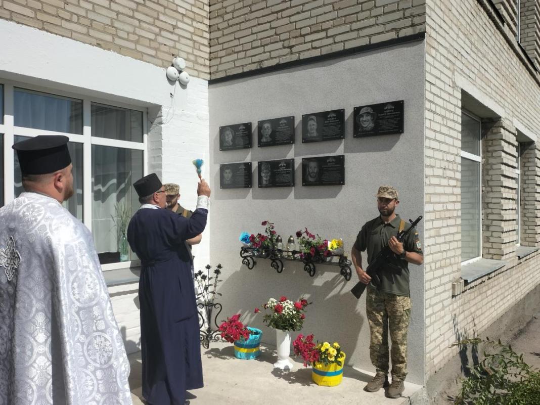 У Рожищі освячено пам’ятні дошки на честь загиблих воїнів
