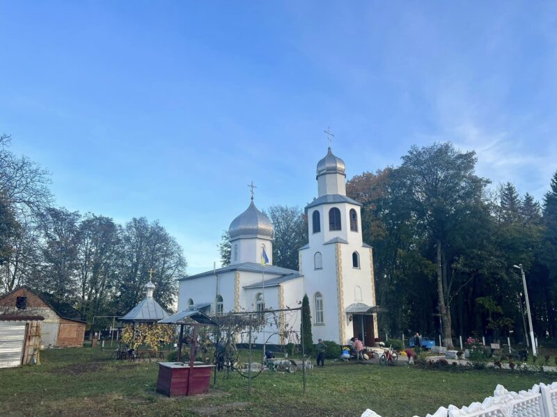 Забрав дзвони, здер образи. Таким залишив храм священник УПЦ після переходу громади