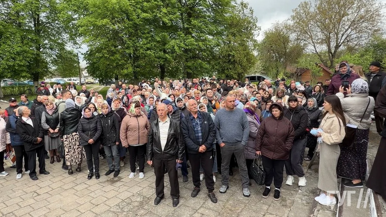 На Волині агресивні прихильники УПЦ зірвали збори громади щодо переходу до ПЦУ