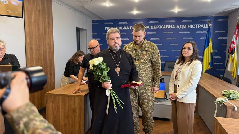 Священику УПЦ вручили нагороду сина, який загинув, захищаючи Україну