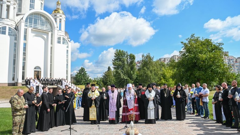 Предстоятель ПЦУ в Бучі помолився за вбитих окупантами мирних мешканців та захисників України