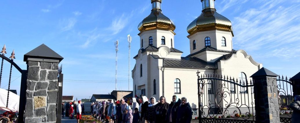 Прихильники ПЦУ відмовилися від позову про виселення клірика Волинської єпархії з неповнолітніми дітьми з їх будинку