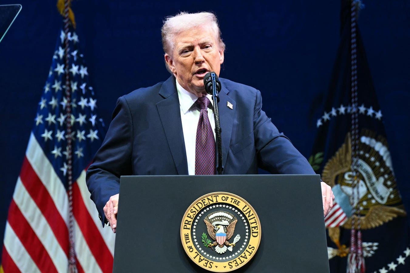Трамп обіцяє захистити право на молитву в школах США