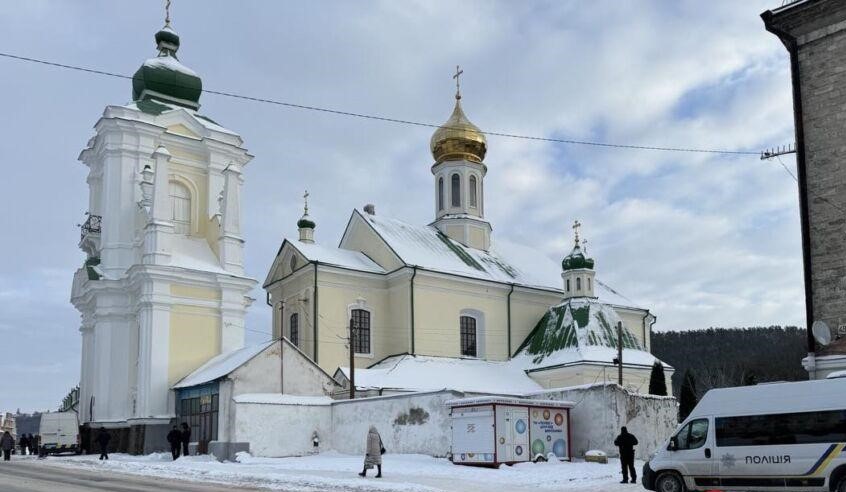 Із державних будівель виселяють Почаївське духовне училище УПЦ