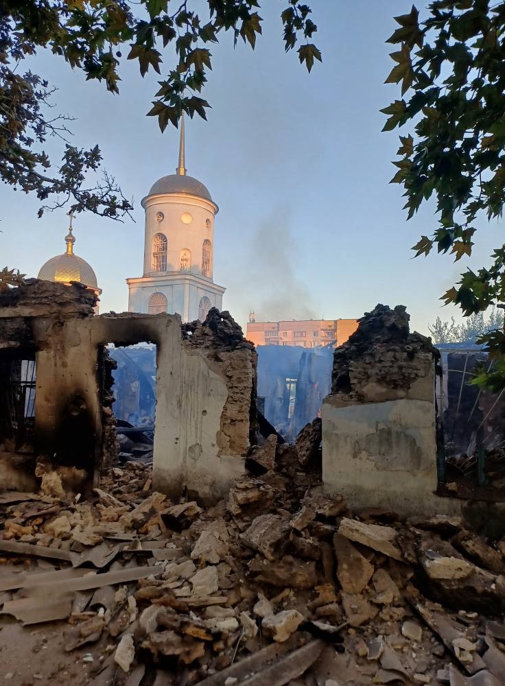 Російські війська обстріляли найстаріший храм Херсона.