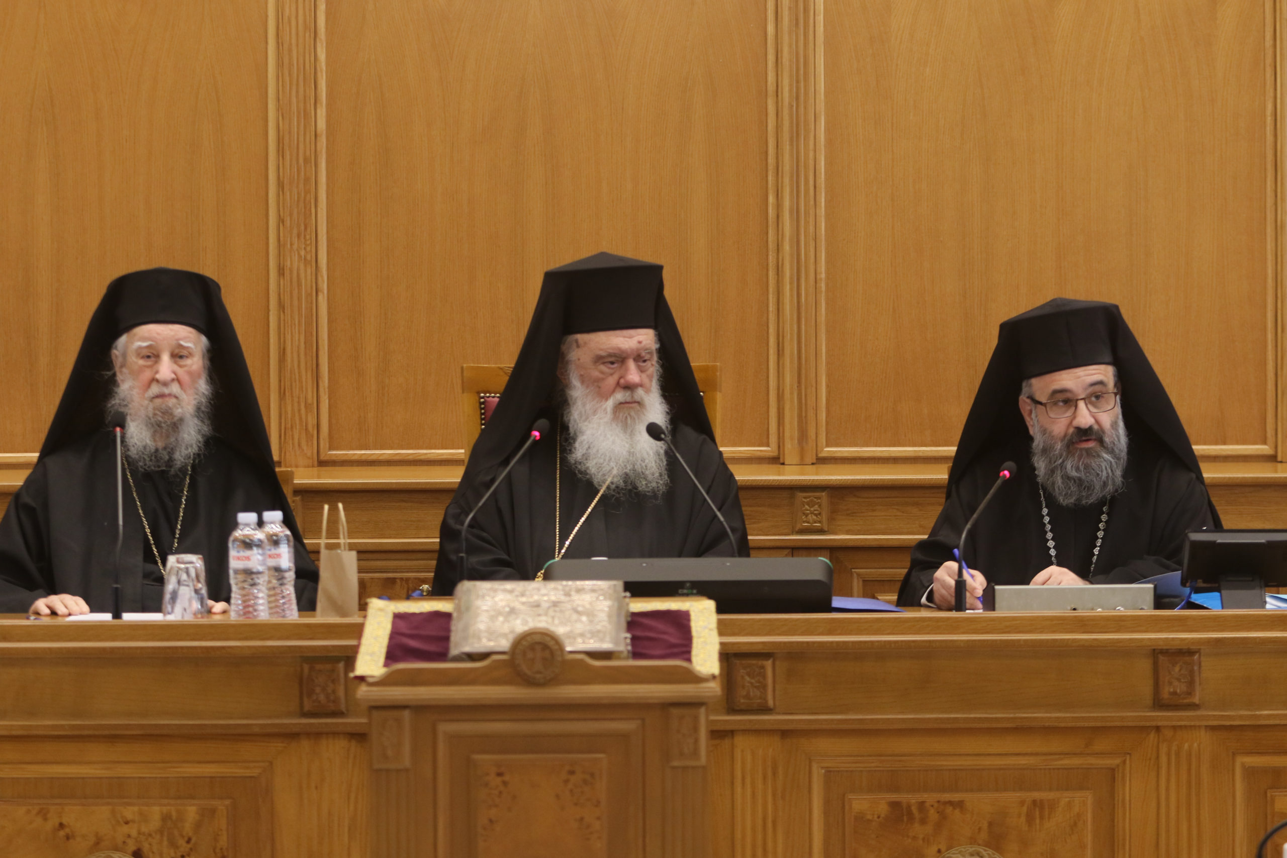 У Греції протистояння між Церквою і владою перейшло у відкриту стадію.
