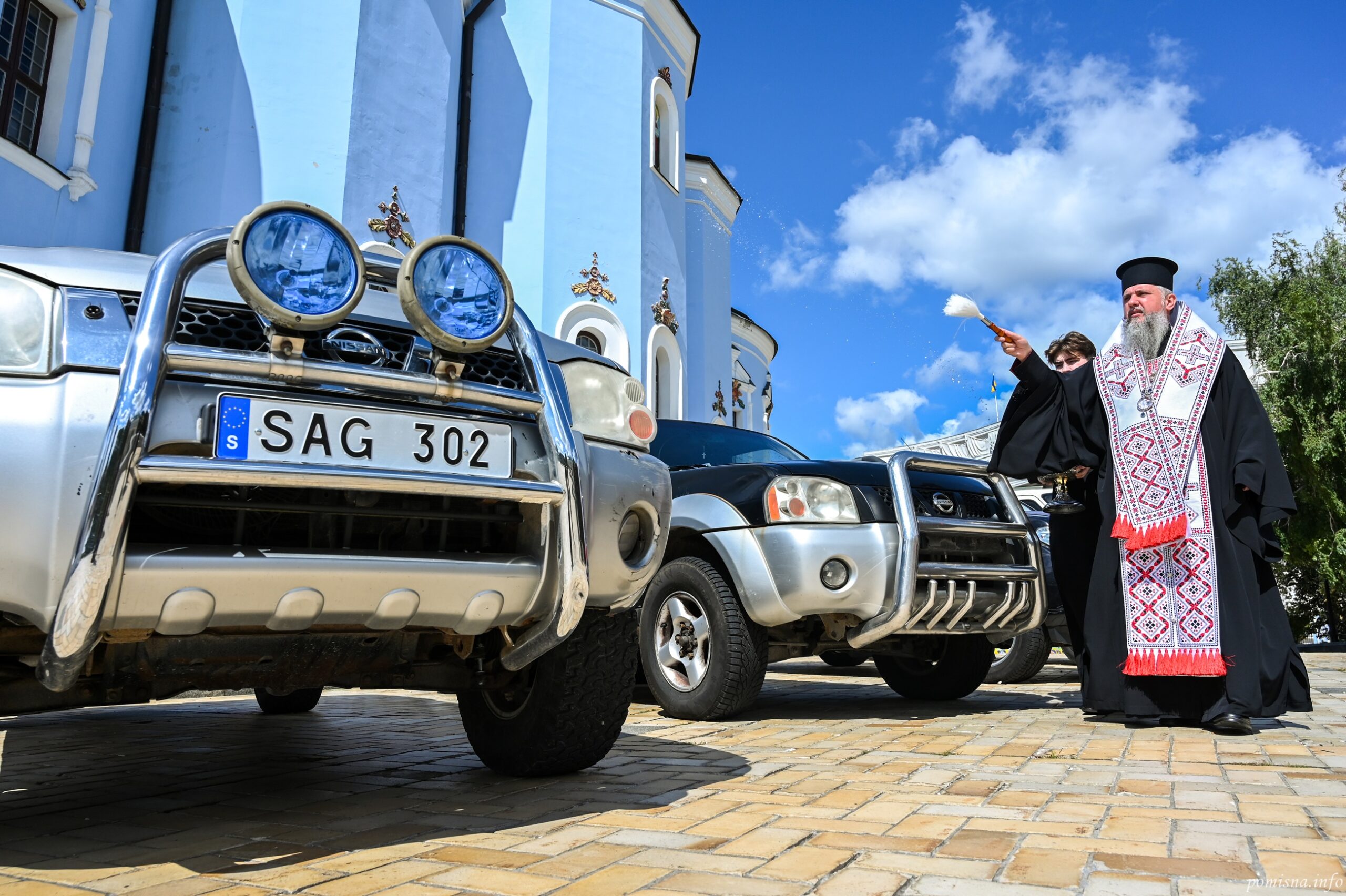 Митрополит Епіфаній благословив автомобілі для українських воїнів