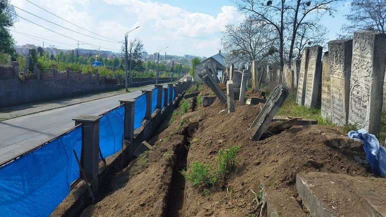 У Чернівцях укріплюють схил єврейського кладовища після зсуву