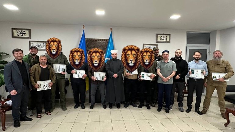 Муфтій ДУМУ "Умма" Мурат Сулейманов вручив медаль «За служіння Ісламу та Україні» дев'ятом захисникам.