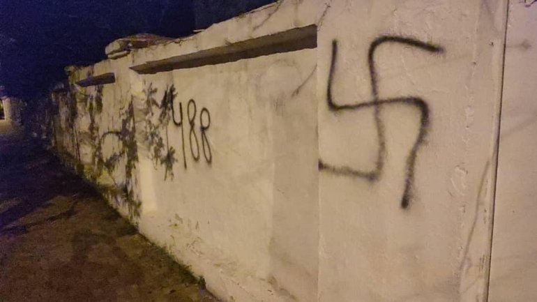 На стіні мечеті в Одесі намалювали свастику та неонацистський символ