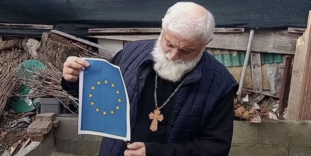 Кілька грузинських священнослужителів спалили прапори ЄС після того, як країна отримала статус кандидата