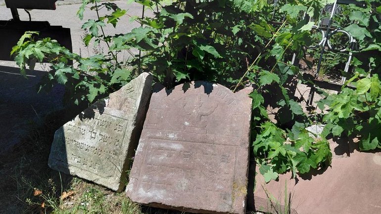 У Львові волонтери товариства єврейської культури перевезли на цвинтар близько 190 мацев