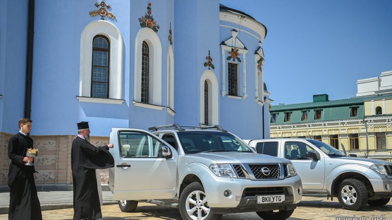 Предстоятель ПЦУ освятив автомобілі та передав їх захисникам України
