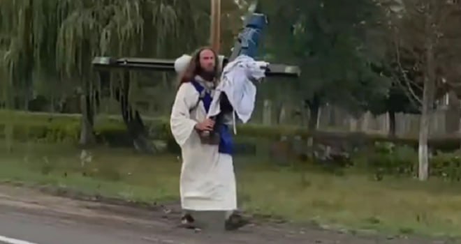 "Ісус" з хрестом на плечах виявився малоросом