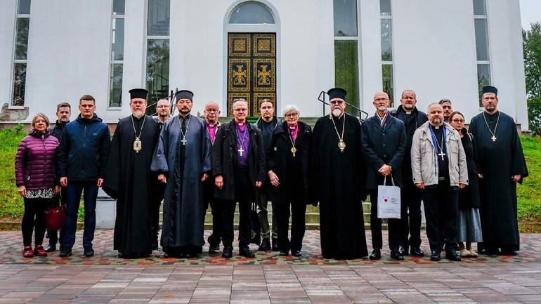 Екуменічна делегація християнських Церков Нордичних країн в Бучі вшанувала памʼять жертв російської агресії