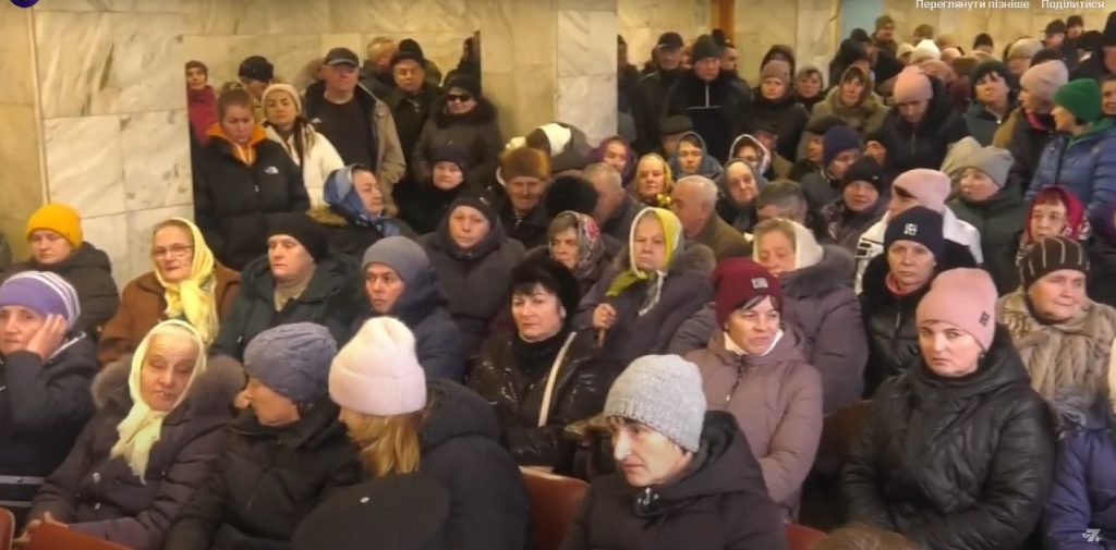 Жителі Кремінної обрали компроміс: церква залишається в УПЦ, але служба – українською