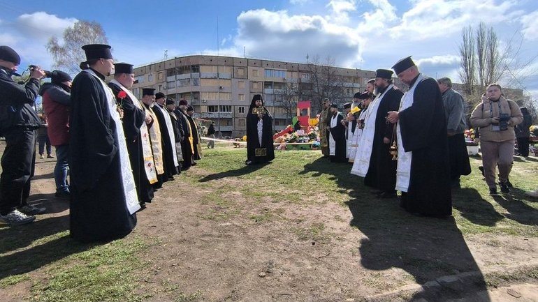 У Кривому Розі на дитмайданчику відслужили панахиду за загиблими