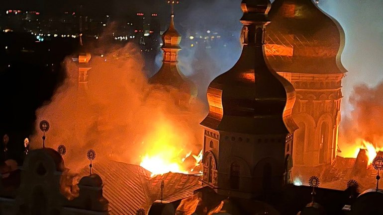Братії лаври та рятувальникам вдалося зберегти від пожежі давні ікони та антимінси