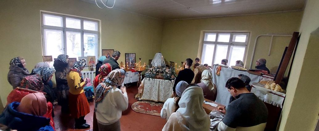 Воїн ЗСУ надав свій будинок прихильникам УПЦ в Лісниках на Київщині після того, як їхній храм перейшов до ПЦУ
