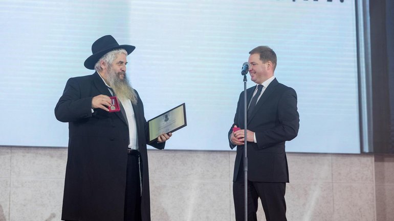 Зеленський нагородив рабина Асмана відзнакою «За оборону України»