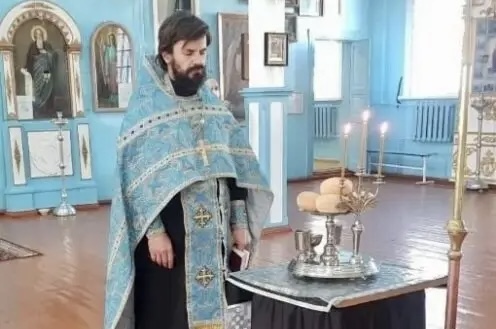 Священник РПЦ допоміг окупантам грабувати будинок на Херсонщині
