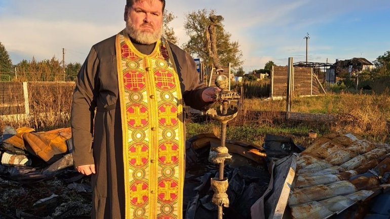 Вселенському Патріарху подарували елемент семисвічника зі згарища храму ПЦУ