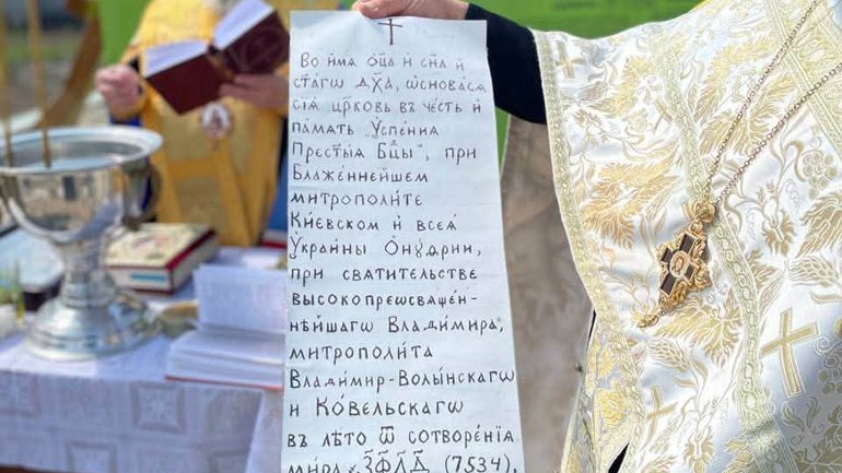 Мешканці Мокреця, де УПЦ незаконно зводить храм, приїхали на сесію селищної ради