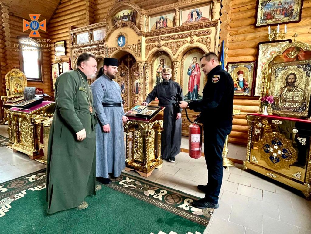 У Нікополі священники ПЦУ пройшли протипожежний інструктаж напередодні Пасхи Христової