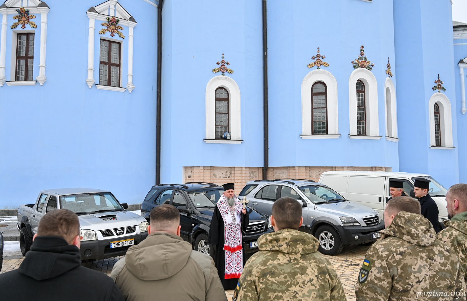 Митрополит Епіфаній передав автомобілі українським воїнам