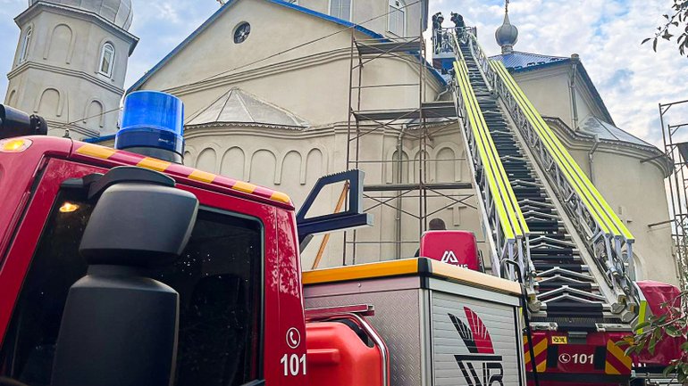 На Буковині рятувальники знімали чоловіка з даху церкви
