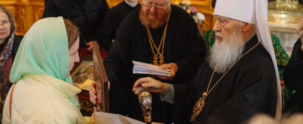Митрополит Агафангел передав пів-мільйона гривень постраждалим від обстрілу в Одесі