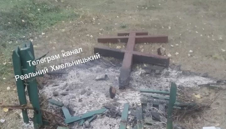 Вандали спалили придорожній хрест у Хмельницькій області (відео)