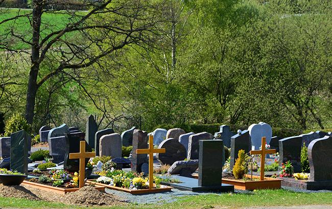 Напередодні поминальних днів столичні кладовища перевірять сапери