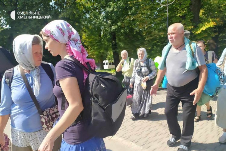 На Хмельниччині віряни канонічної Української православної церкви попри заборону збираються на хресний хід до Почаївської Лаври