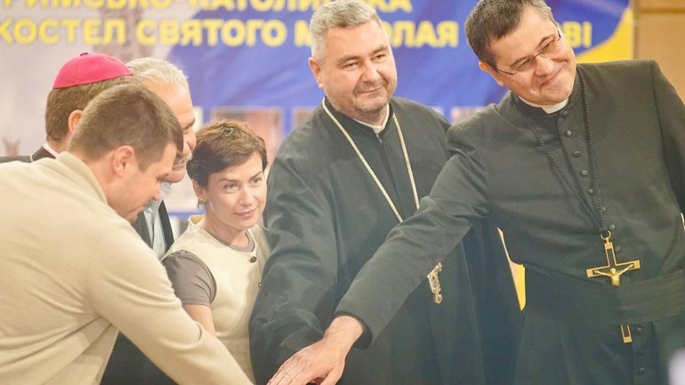 У костелі Святого Миколая в Києві погасили марку до 25-річчя візиту Папи Івана Павла ІІ