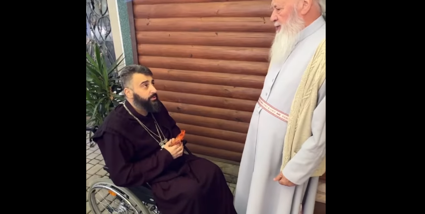 Військовий священник Одеської єпархії, який був поранений під час гуманітарної місії на Донеччині, виписаний з лікарні